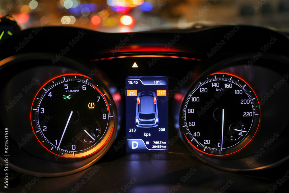 Foto de Warning lights flash on the car dashboard. Low tire pressure