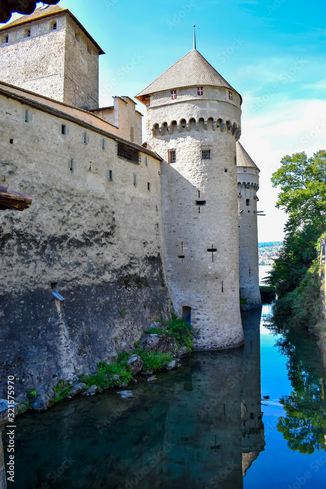tour et douves du château de Veytaux entre Villeneuve et Montreux en Suisse