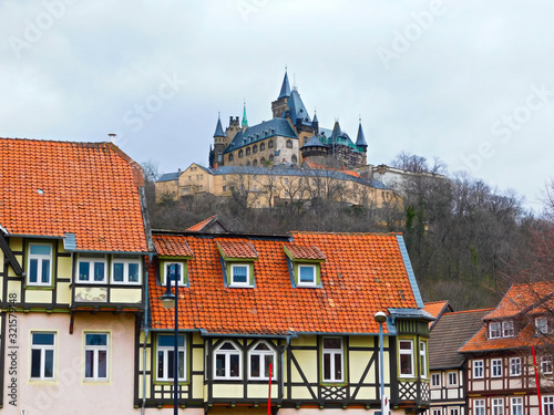 Das eindrucksvolle Schloss über den Dächern der historischen Fachwerk altstadt