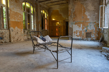 Wandcirkels Oud Ziekenhuis Beelitz Verlaten kamer met oude pop  © Peter Jesche