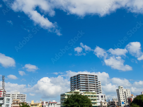 晴れた日の沖縄県宜野湾市の街の風景 © tnehala