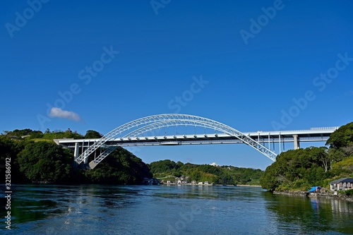 西海橋から見る青空バックの西海新橋の情景＠西海、長崎 © Scott Mirror