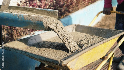 Foto Building trolley with concrete in to build floor worker with concrete places