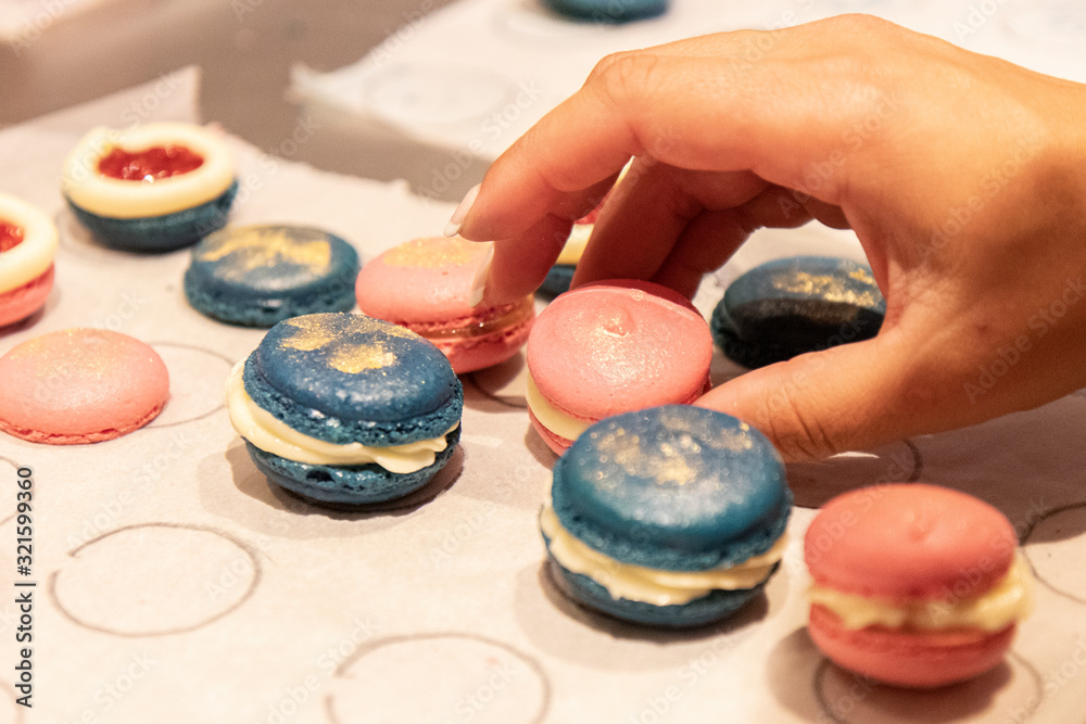 Bunte Macarons mit leckerer Frucht und Knusper Karamell Creme gefüllt ...