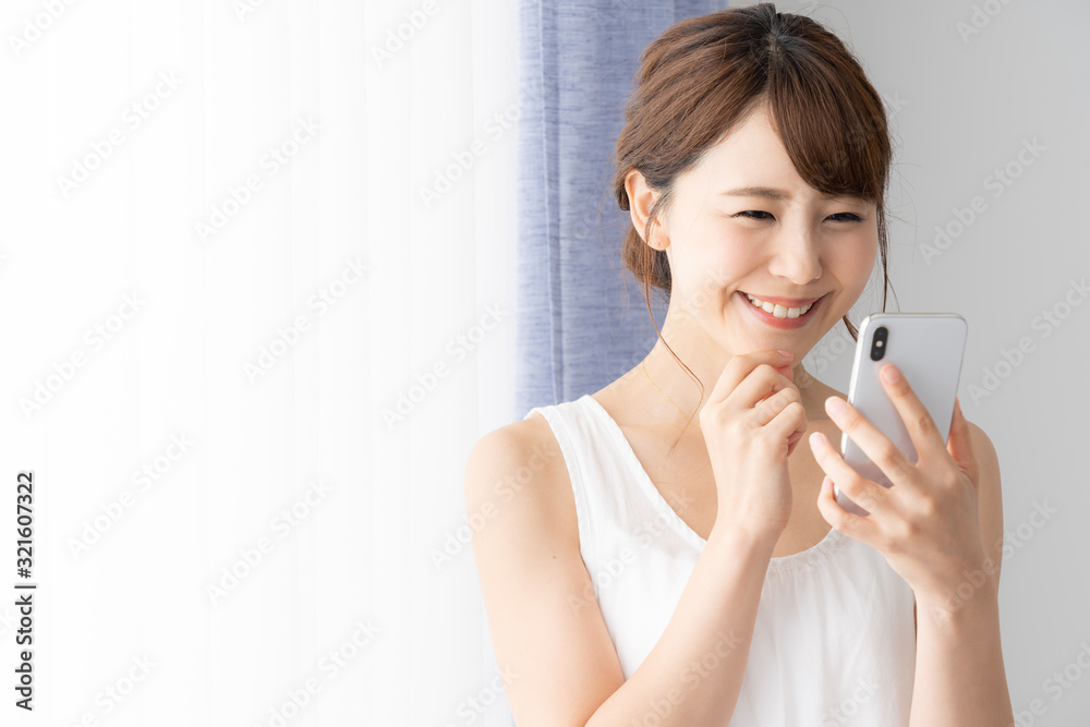 女性　白ワンピース