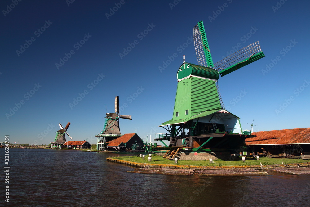 Fototapeta premium windmills in zaanse schans