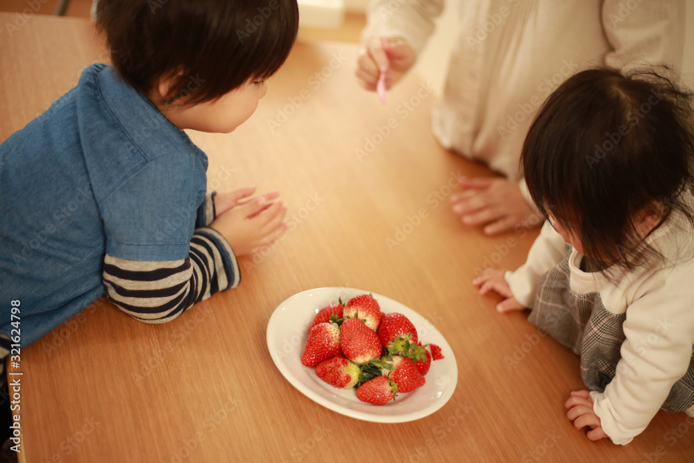 苺を食べる親子 苺を食べる親子