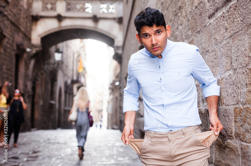 Canvas Print man discovered the loss of keys, phone and purse
