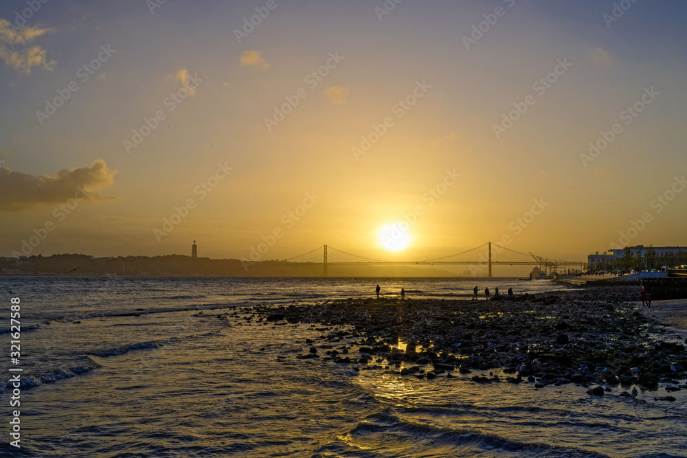 Naklejka premium sunset on the bridge