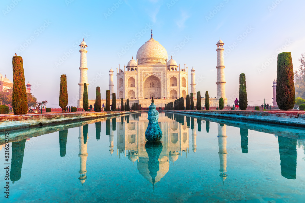 Fototapeta premium Mauzoleum Taj Mahal o zachodzie słońca, Agra, Indie