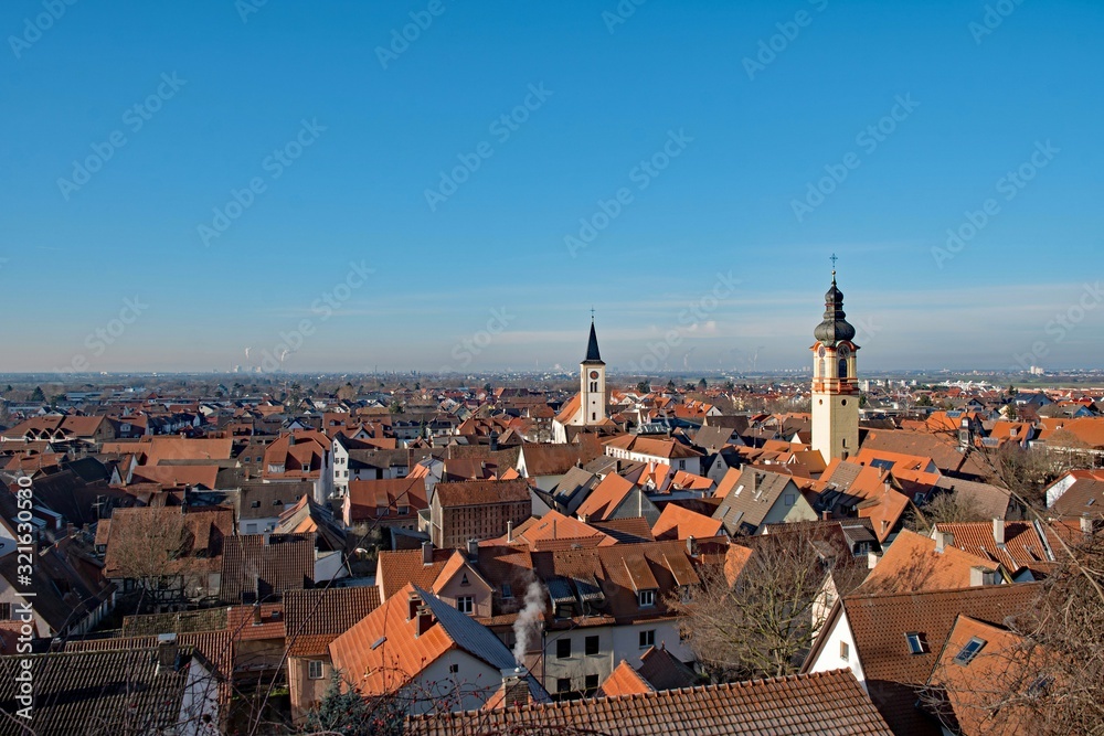 Fototapeta premium Blick über die Stadt Schriesheim in Baden-Württemberg, Deutschland