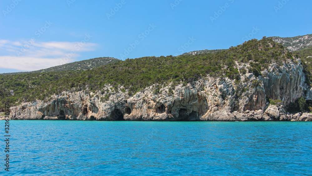 La costa del Golfo di Orosei vicino alla bellissima Cala Luna, la prima delle bellissime spiagge raggiungibili in barca da Cala Gonone, in Sardegna.