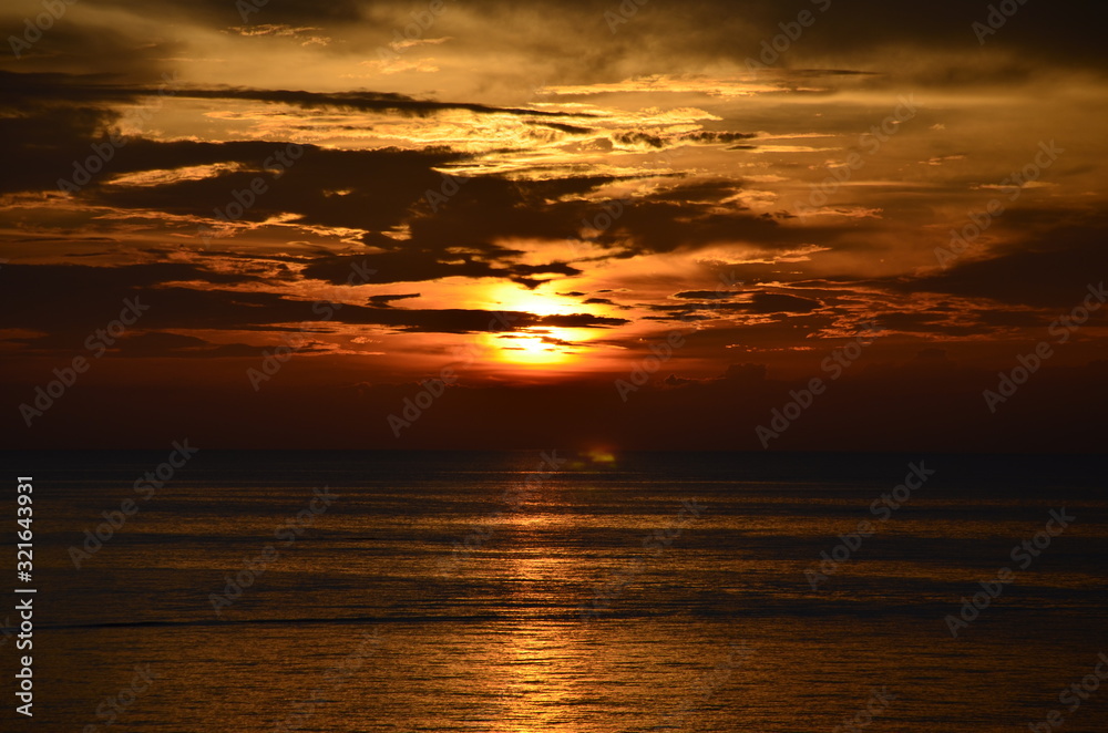 Obraz premium sunset over the sea