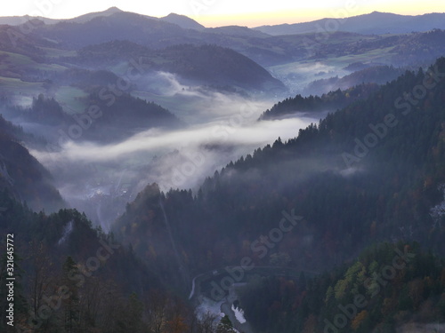 barwy jesieni w górach. panorama Pienin o świcie