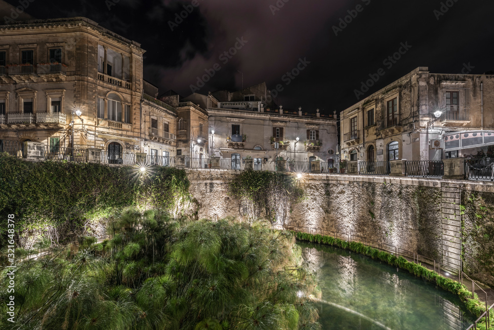 Obraz premium Syracuse Sicily. Source Aretusa in the night.