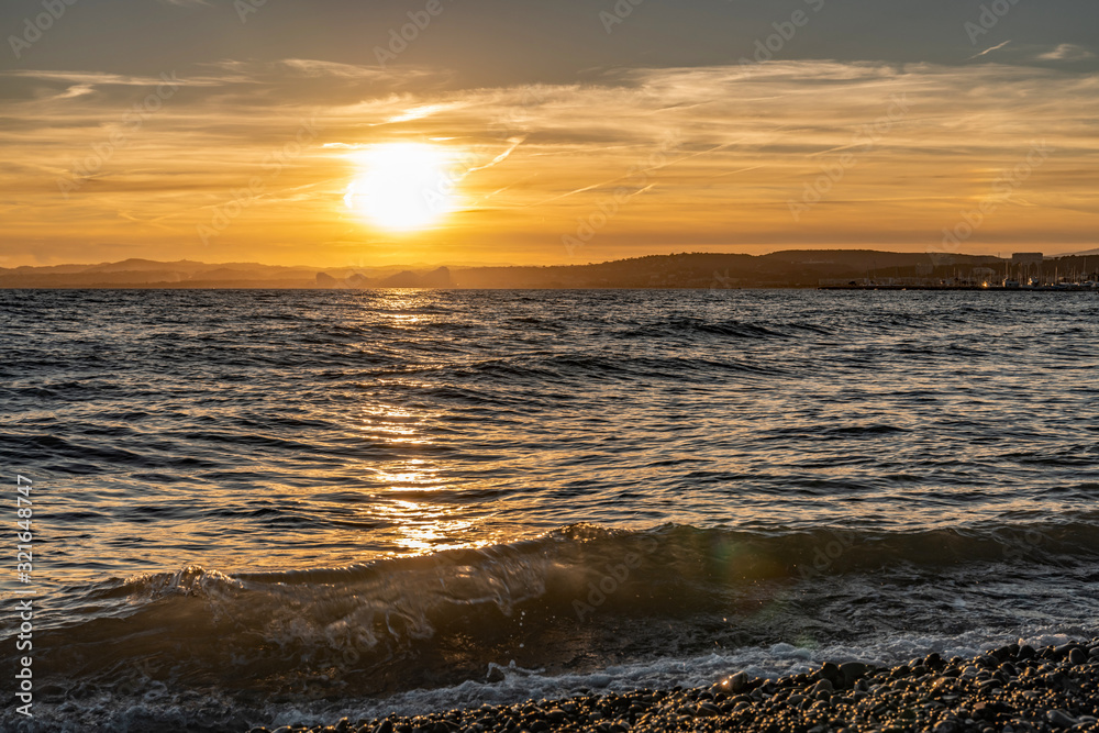 ocucher de soleil sur la mer - sunset on the sea