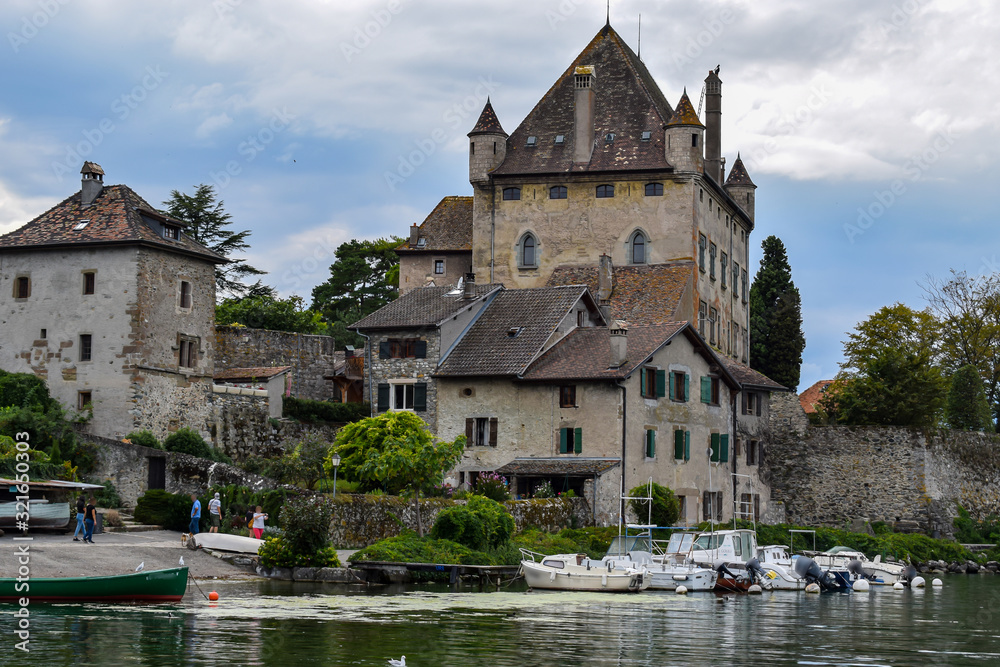 Φωτογραφία YVOIRE, FRANCE Vue sur le château d'Yvoire dans le village médiéval d'Yvoire sur les rives du lac Léman en Haute-Savoie, France