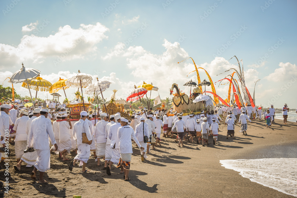 Obraz premium Sanur beach melasti ceremony 2015-03-18, Melasti is a Hindu Balinese purification ceremony and ritual, which according to Balinese calendar is held several days prior to the Nyepi holy day