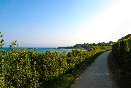 Cliff Walk in Newport, Rhode Island © Yafen