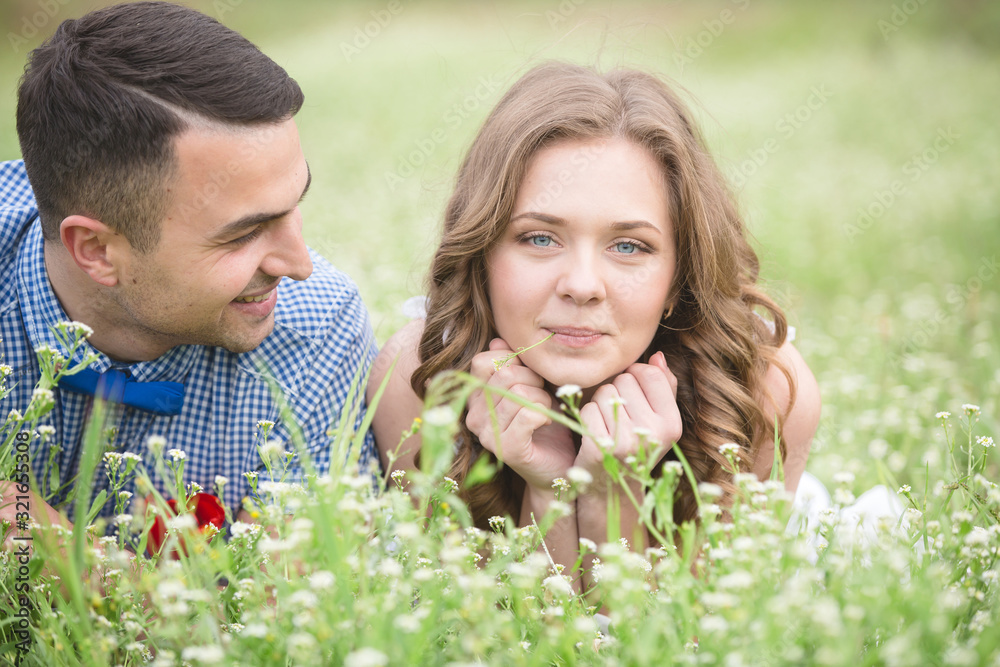 Obraz premium Young couple in the spring park