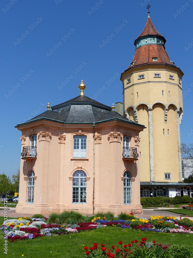 Pagodenburg mit Wasserturm im Hintergrund / Hochformat in Rastatt