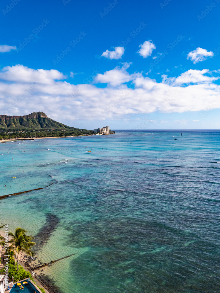 Fototapeta premium Waikiki Beach and Diamond Head Crater including the hotels and buildings in Waikiki, Honolulu, Oahu island, Hawaii.