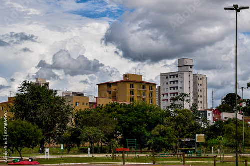 Paisagem urbana de parque com skyline de prédio no horizonte. Kartódromo em São Carlos