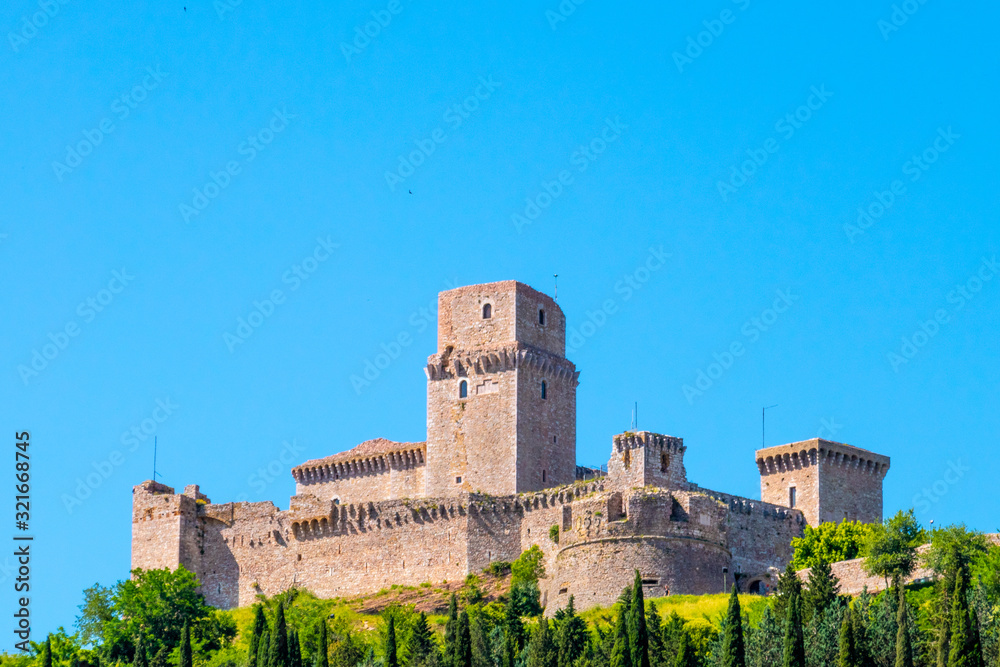 La Rocca dell'Albornoz ad Assisi, Umbria, Italia, sullo sfondo il cielo blu