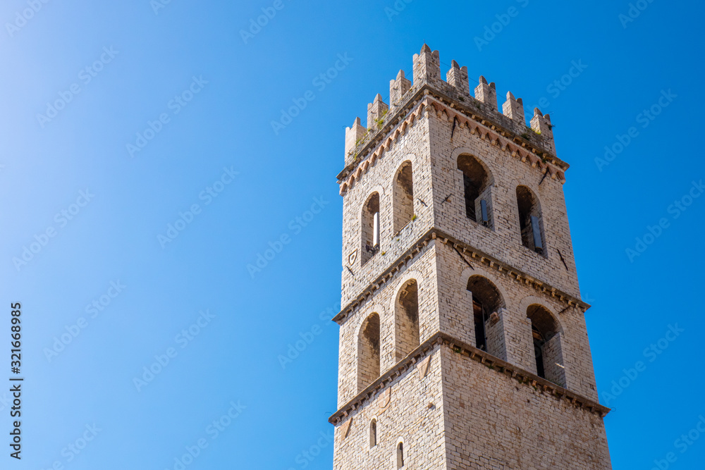La Torre del Popolo in Piazza del Comune ad Assisi, Umbria, Italia