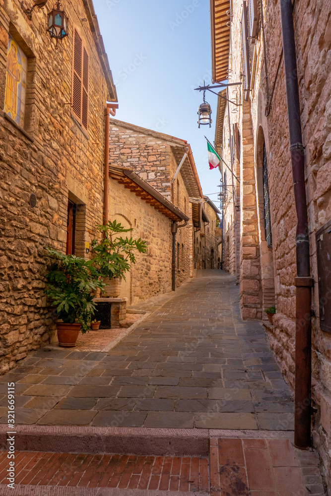 Strade di Assisi, Perugia, Italia, in una soleggiata giornata estiva