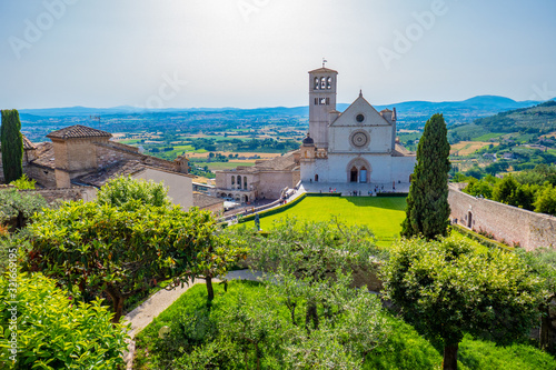 La Basilica di San Francesco ad Assisi, Umbria, Italia, in una soleggiata giornata estiva photo