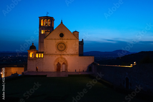 La Basilica di San Francesco ad Assisi, Umbria, Italia, al tramonto
