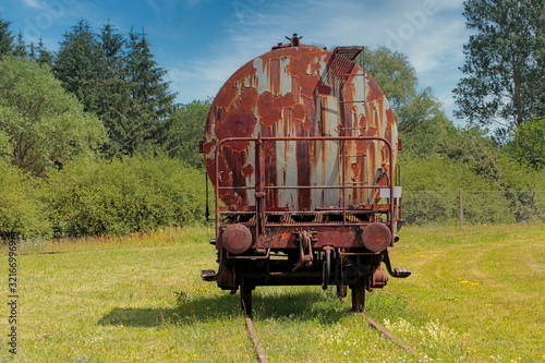 Alter rostiger Kesselwagen der Bahn photo