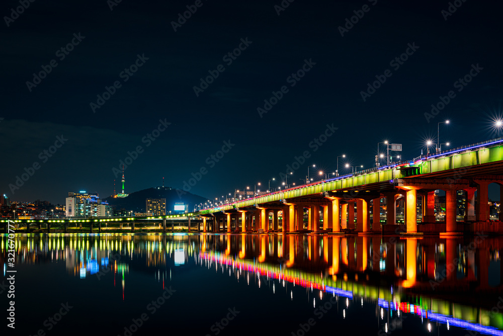 Fototapeta premium Seoul cityscape bridges, buildings and lights at night along the Han River