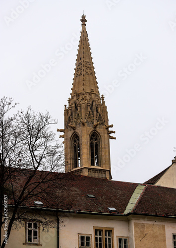 Torre de una catedral de Bratislava detrás de un techo de un edificio antiguo