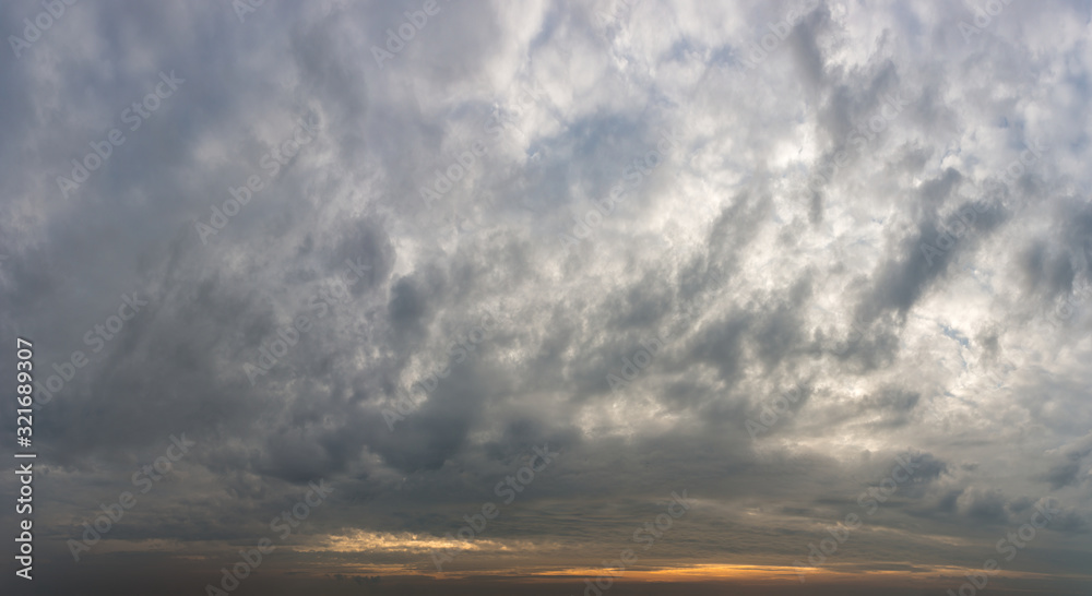 Obraz premium Fantastic clouds at sunrise