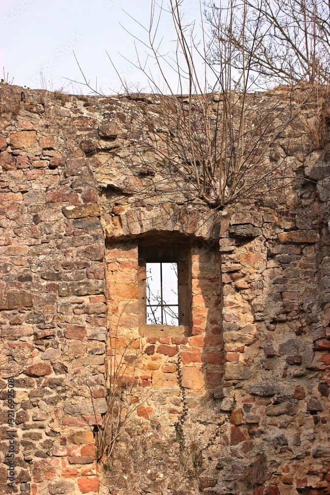 Burgmauer der Burgruine Wallenstein mit Fenster