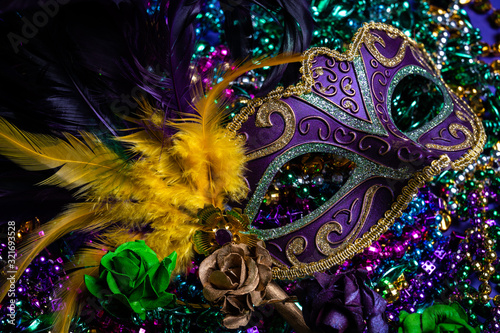 Stampa su tela Colorful Mardi Gras mask on purple background with beads