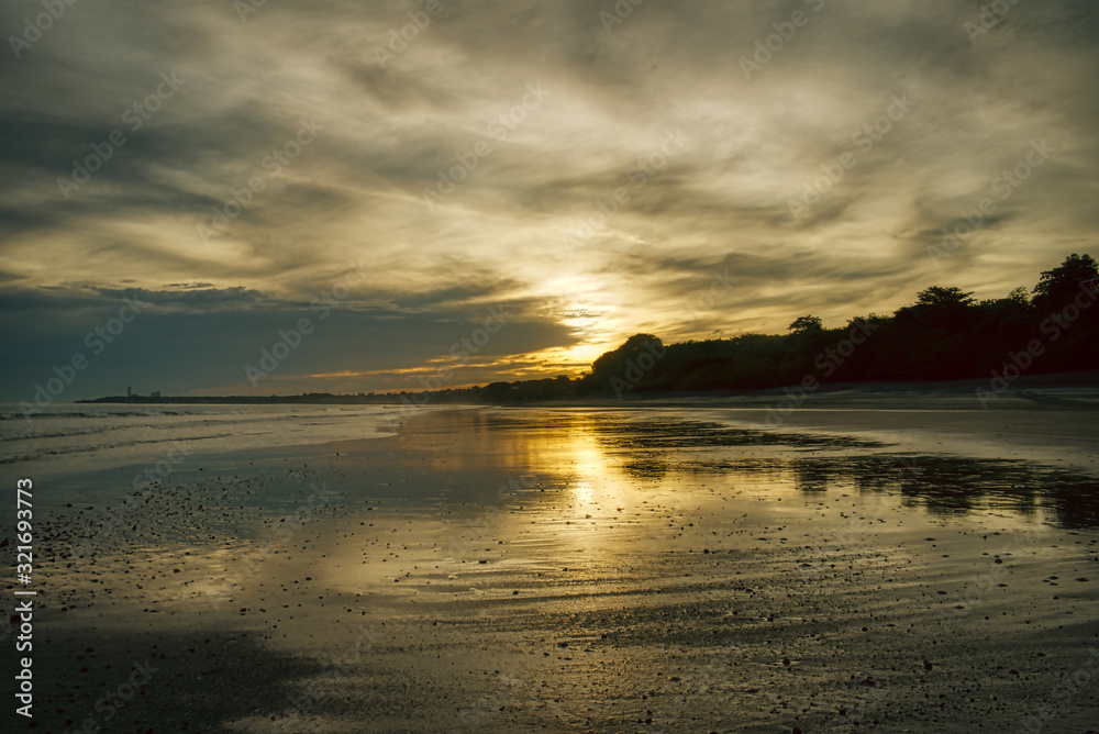 Atemberaubender oranger Sonnenuntergang am einsamen Strand von Panama, märchenhaft und romantisch