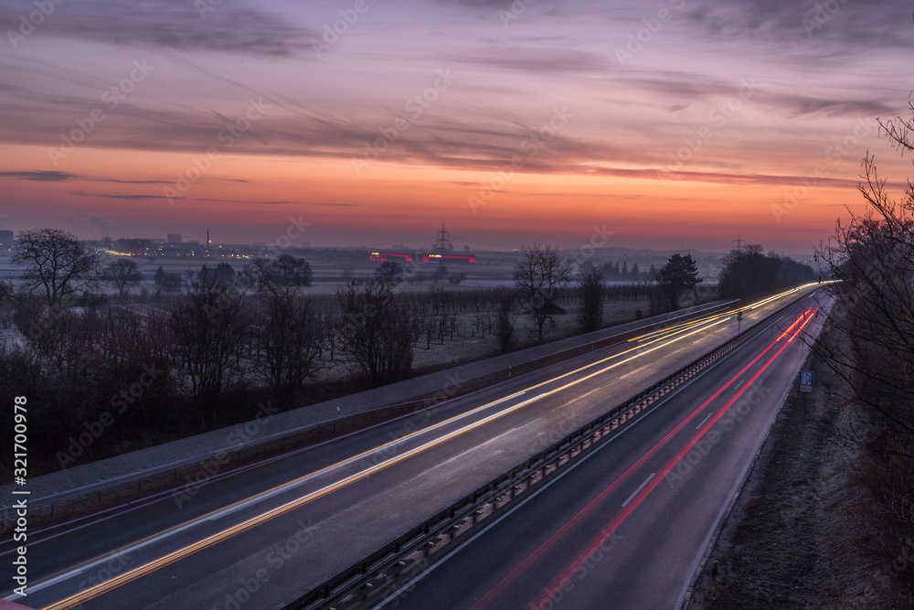 Autobahn bei Mainz im Sonnenaufgang