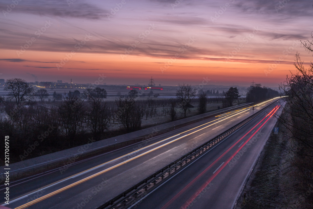 Fototapeta premium Autobahn bei Mainz im Sonnenaufgang