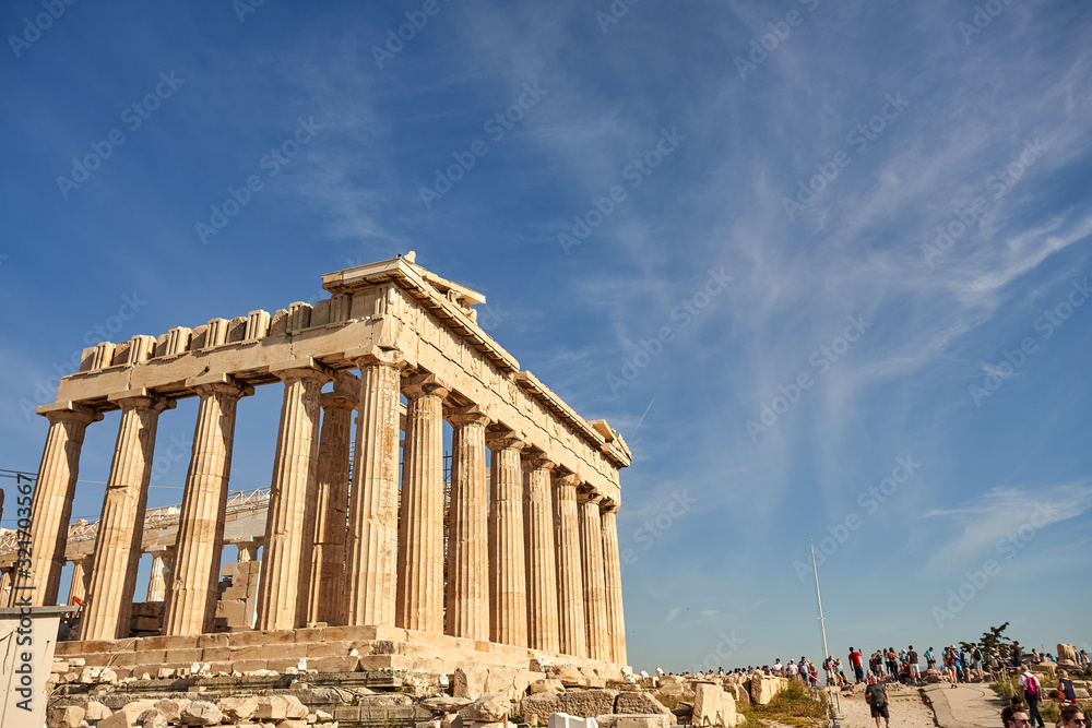 Obraz premium ATHENS, GREECE - 2019 May 18: Tourists in ancient ruins Parthenon Temple in a summer day in Acropolis Greece, Athens