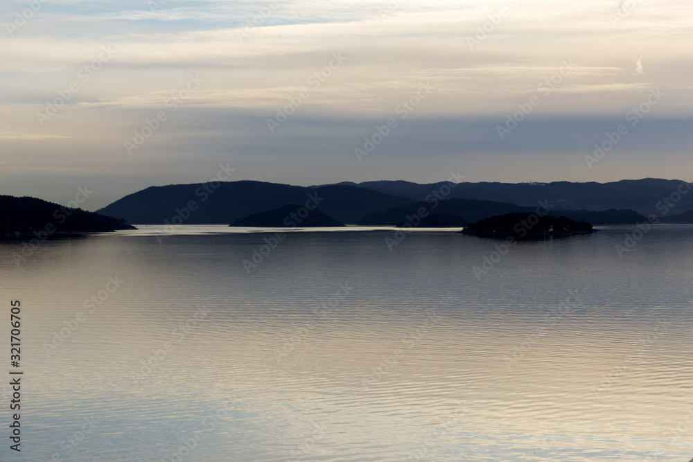 Flusslandschaft (Oslofjord) in Norwegen vor der Hauptstadt Oslo in der Dämmerung im Frühjahr