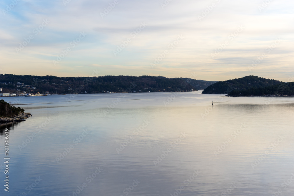 Blick auf die Flusslandschaft des Oslofjord am Nachmittag im Frühjahr