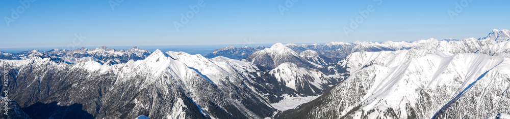 Panorama im Winter von der Namloser Wetterspitze mit Tannheimer Bergen, Namloser Tal bis zur Zugspitze