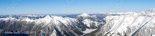 Panorama im Winter von der Namloser Wetterspitze mit Tannheimer Bergen, Namloser Tal bis zur Zugspitze