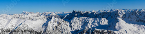 Panorama von den Lechtaler Alpen ins Wettersteingebirge im Winter bei blauem Himmel und perfekter Fernsicht