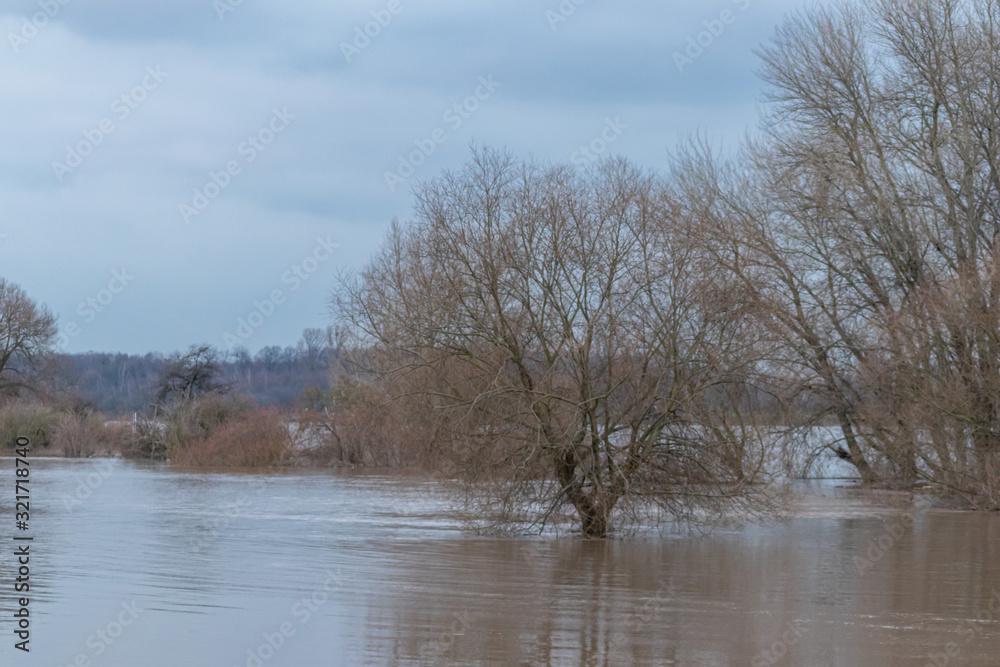 Überschwemmung und überflutete Auenlandschaft nach Hochwasser durch starke Regenfälle, Tsunami oder Schneeschmelze mit Deichbruch als extreme Wetterkapriolen mit Überflutungsgefahr Überschwemmung und überflutete Auenlandschaft nach Hochwasser durch starke Regenfälle, Tsunami oder Schneeschmelze mit Deichbruch als extreme Wetterkapriolen mit Überflutungsgefahr