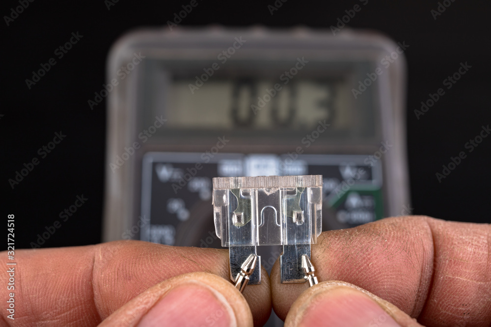 Foto de Measurement of resistance of car fuses with an electric meter