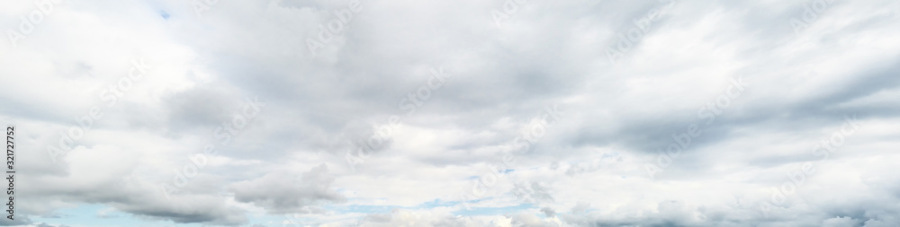 Obraz premium 背景素材用の流れる雲のパノラマ風景